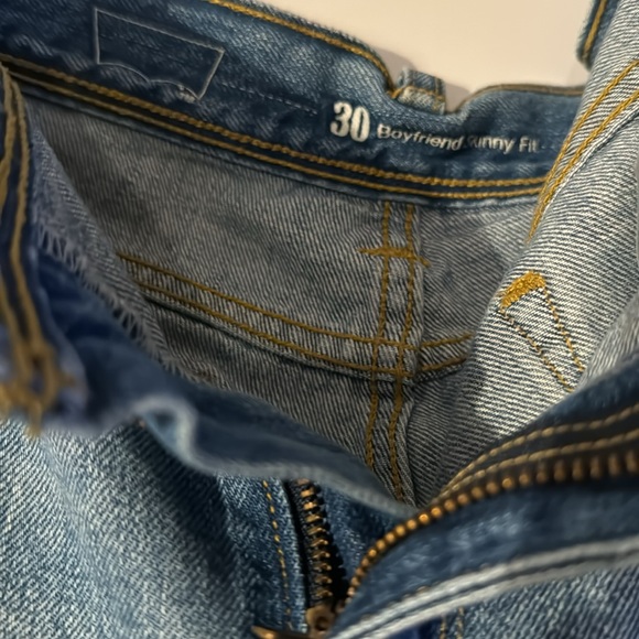 Levi’s Boyfriend Skinny Jeans super distressed and lightweight! - Picture 3 of 6